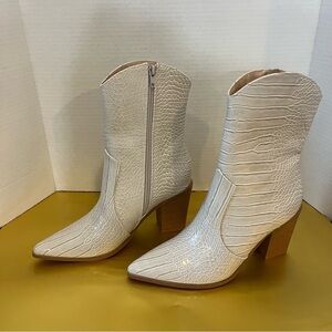 🌟🌟Lulu's Off-White Croc-Embossed Heeled Boots NWOT